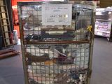 une cage avec plein d'oiseaux à l'intérieur