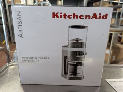 La boîte d'un moulin à café KitchenAid est posée sur une table