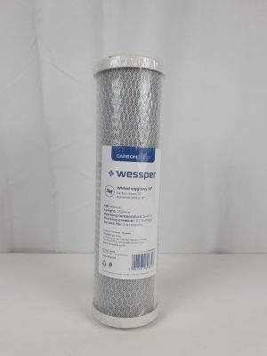 un gros plan d'un rouleau de papier d'argent sur fond blanc