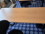 des tables et des chaises dans une pièce avec de la moquette bleue et des murs bleus