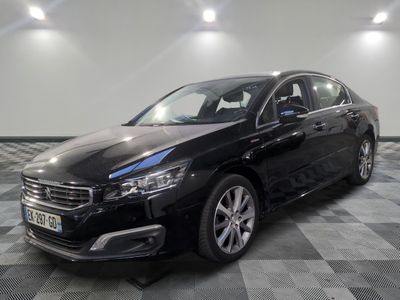la voiture noire est garée sur un sol en damier dans le garage