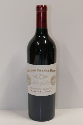 une bouteille de vin posée sur une table
