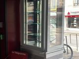 une chaise rouge placée devant une vitrine en verre