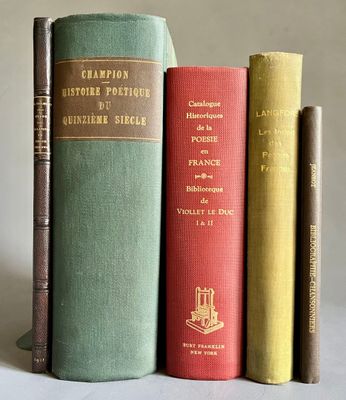 plusieurs livres sont empilés sur une table