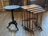 trois tables posées sur un plancher en bois dans une pièce