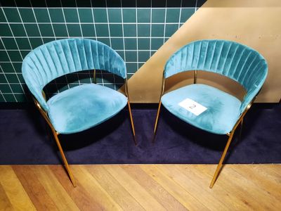 une paire de fauteuils en velours bleu aux pieds dorés