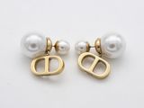 une paire de boucles d'oreilles en perles et en or ornées d'une lettre « d »