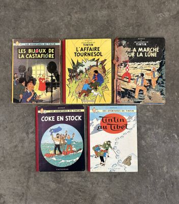 quatre livres pour enfants sont alignés par terre