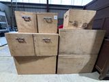 plusieurs cartons empilés les uns sur les autres dans un entrepôt