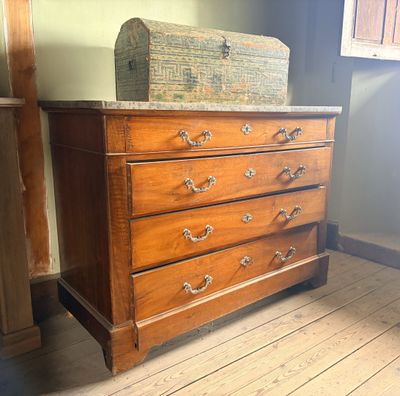 une commode surmontée d'un coffre