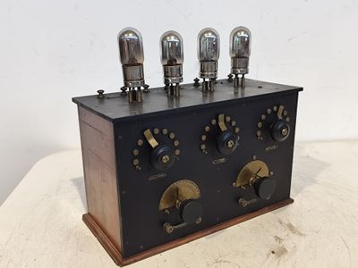 un gros plan d'une radio à l'ancienne équipée de quatre ampoules