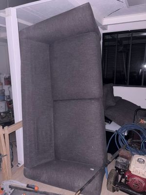 une chaise qui se trouve dans le coin d'une pièce
