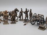 un grand nombre de figurines sur une table