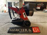 une machine rouge posée sur le sol