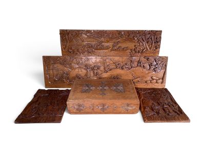 plusieurs morceaux de bois présentant des sculptures sur une surface blanche