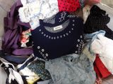une pile de vêtements sur un lit