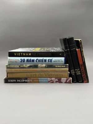 plusieurs livres sont empilés sur une table