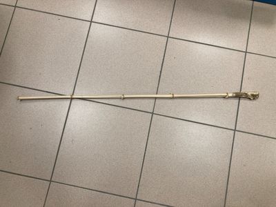 un bâton posé par terre dans les toilettes publiques