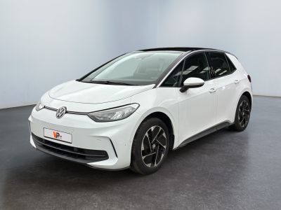 Une Toyota C-HR blanche est garée dans une pièce blanche