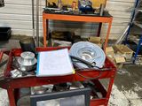 un chariot de chantier rouge chargé d'outils, dans un garage