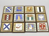 six carreaux carrés présentant des motifs différents, posés sur un fond blanc