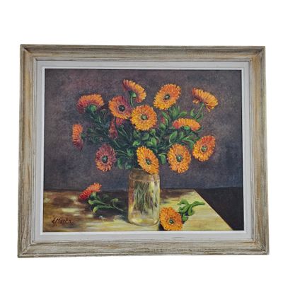 tableau représentant des fleurs dans un vase posé sur une table, sur fond marron