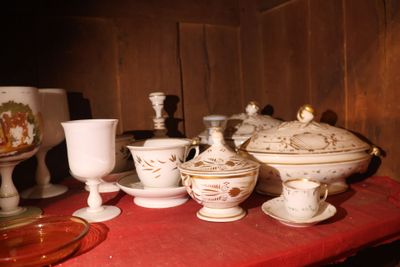 Entier contenu de la vitrine: Porcelaine XIX° siècle, verrer… - Photo 1