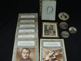trois livres sont posés sur une table à côté d'une photo d'un homme