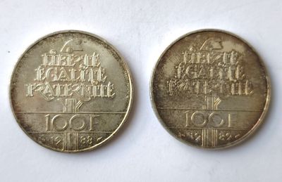 deux pièces sur lesquelles figurent les noms de différents pays