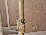 une lampe posée par terre à côté d'un radiateur