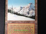 un gros plan sur une carte posée sur une table, avec une montagne en arrière-plan