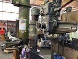 une grande machine installée dans un bâtiment