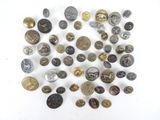 plusieurs types de boutons différents sur une surface blanche