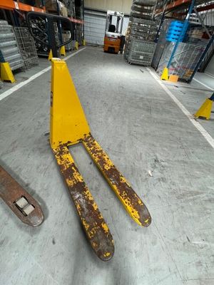deux skis posés par terre dans un entrepôt