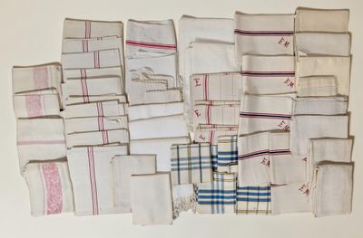 de nombreux types de serviettes disposés sur une table