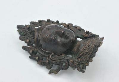 TIBET CHINE. Tête de Tara en bronze patiné.
