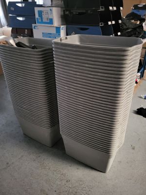 deux poubelles posées par terre l'une à côté de l'autre