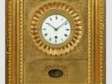 un cadre doré avec une horloge accroché au mur