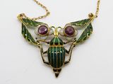 un gros plan d'un collier orné d'un scarabée