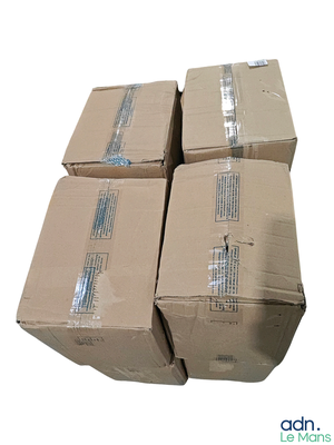 plusieurs cartons empilés les uns sur les autres sur une surface blanche