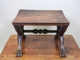 une petite table en bois avec des pieds en métal, posée sur une table en bois