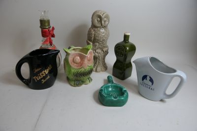 de nombreux objets en céramique de toutes sortes sur la table