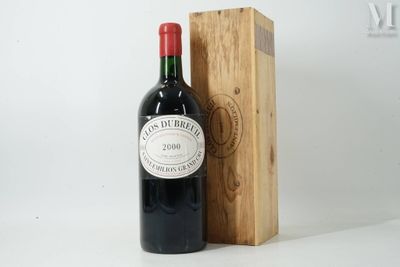 une bouteille de vin posée à côté d'une caisse en bois