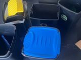 beaucoup de poubelles posées par terre