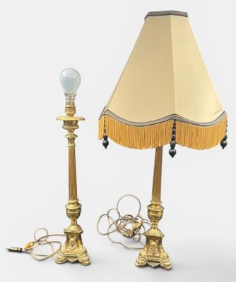 two lamps that are sitting next to each other