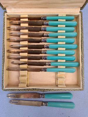 une boîte contenant tout un tas de couteaux