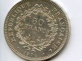 une vieille pièce d'argent ornée d'une couronne sur le recto