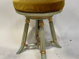 une image représentant un tabouret sur lequel est posé un coussin jaune