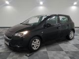 la photo d'une voiture noire garée dans un garage