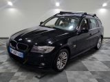 une photo d'un break BMW noir garé dans un garage